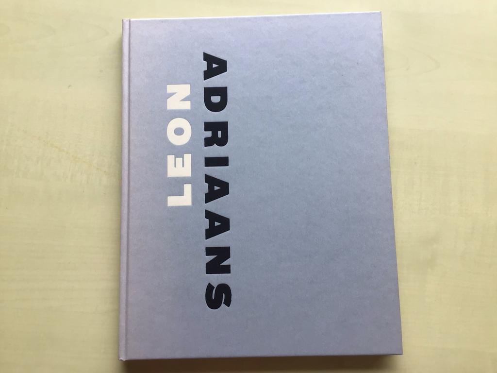 LEON ADRIAANS - Zeldzaam boek uit 2004, Ophalen of Verzenden, Gelezen, Overige onderwerpen