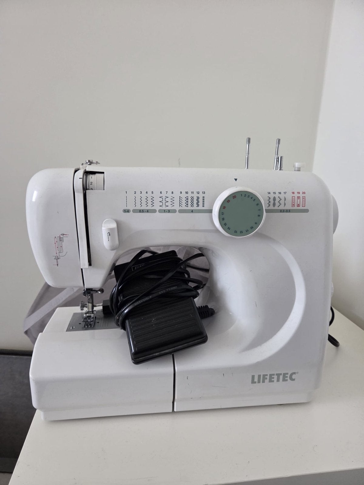 Lifetec Naaimachine - Zo goed als nieuw, Hobby en Vrije tijd, Naaimachines en Toebehoren, Ophalen of Verzenden, Zo goed als nieuw