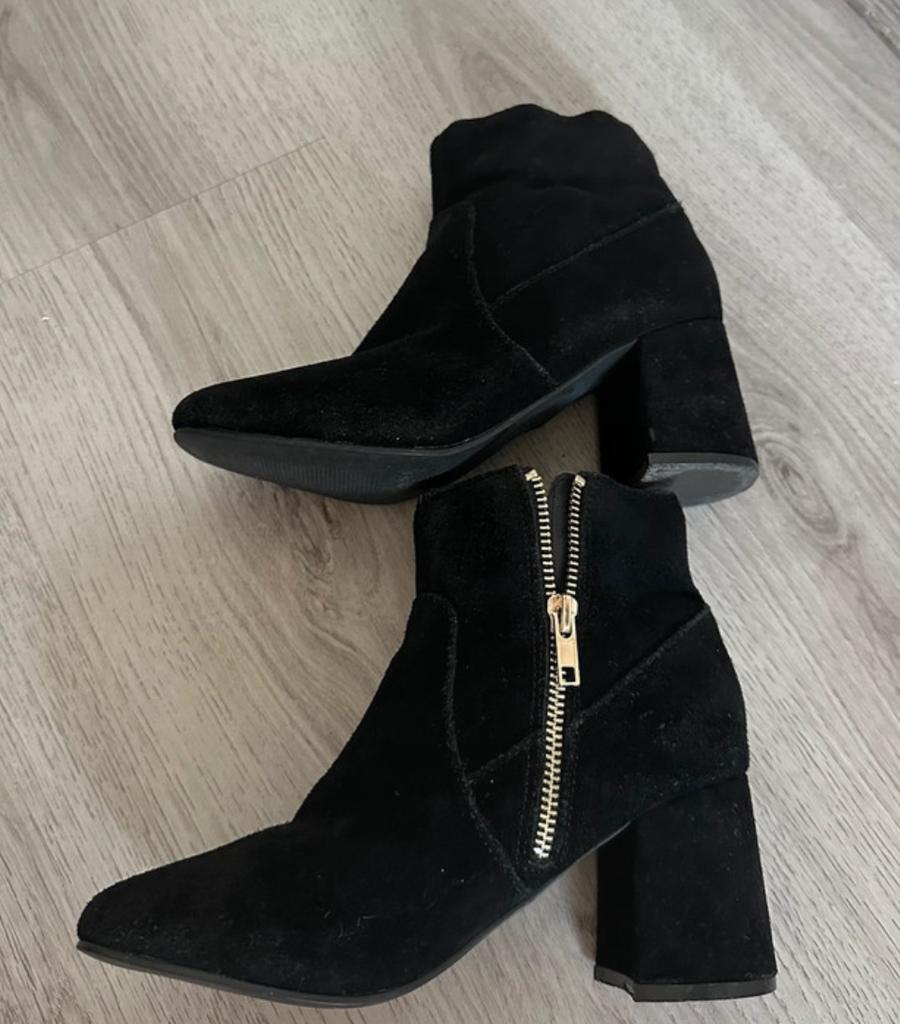 Atmosphere zwarte suede laarzen met hak en ritssluiting, Zwart, Lage of Enkellaarzen, Ophalen of Verzenden, Gedragen