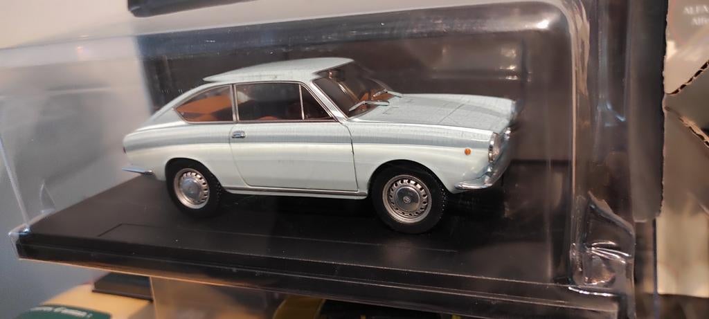 Fiat 850 Coupé lichtblauw 1967, 1:24 in ongeopende blister., Hobby en Vrije tijd, Modelauto's | 1:24, Ophalen of Verzenden, Nieuw