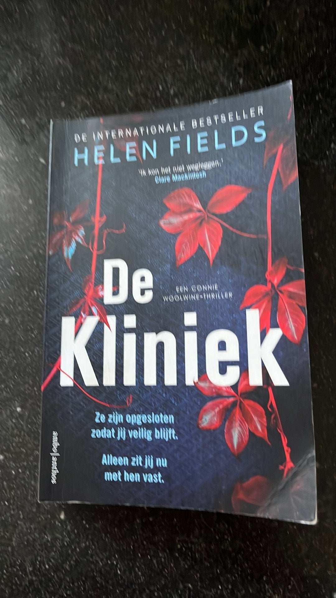 Helen Fields - De Kliniek, Ophalen of Verzenden, Zo goed als nieuw, Helen Fields