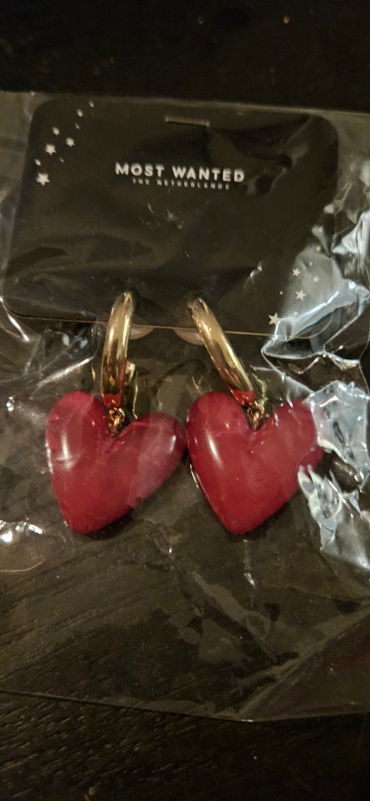 Nieuwe Most Wanted oorbellen met rode hartjes, Sieraden, Tassen en Uiterlijk, Oorbellen, Ophalen of Verzenden, Nieuw, Rood, Overige materialen