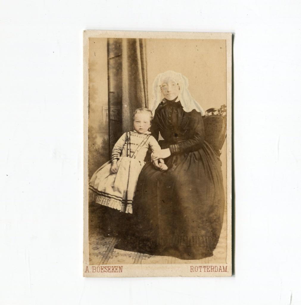 Carte de Visite. A. Böeseken. Rotterdam. Klederdracht., Verzamelen, Foto's en Prenten, Foto, Klederdracht, Ophalen of Verzenden