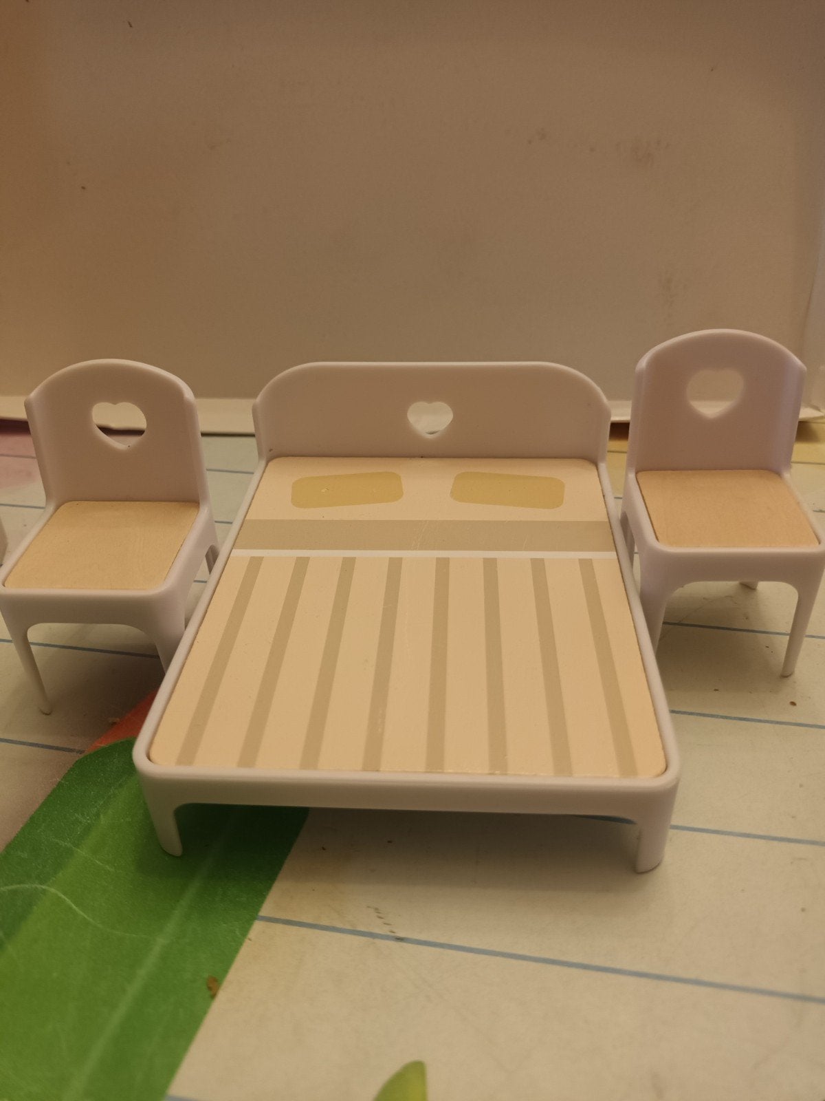 Poppenhuis meubels: bed en twee stoeltjes, Ophalen of Verzenden, Gebruikt, Jongen of Meisje