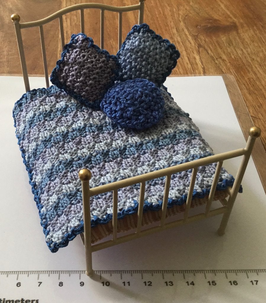 Poppenhuis miniaturen dekentje en kussentjes blauw, Verzamelen, Poppenhuizen en Toebehoren, Ophalen of Verzenden, Nieuw, Poppenhuis