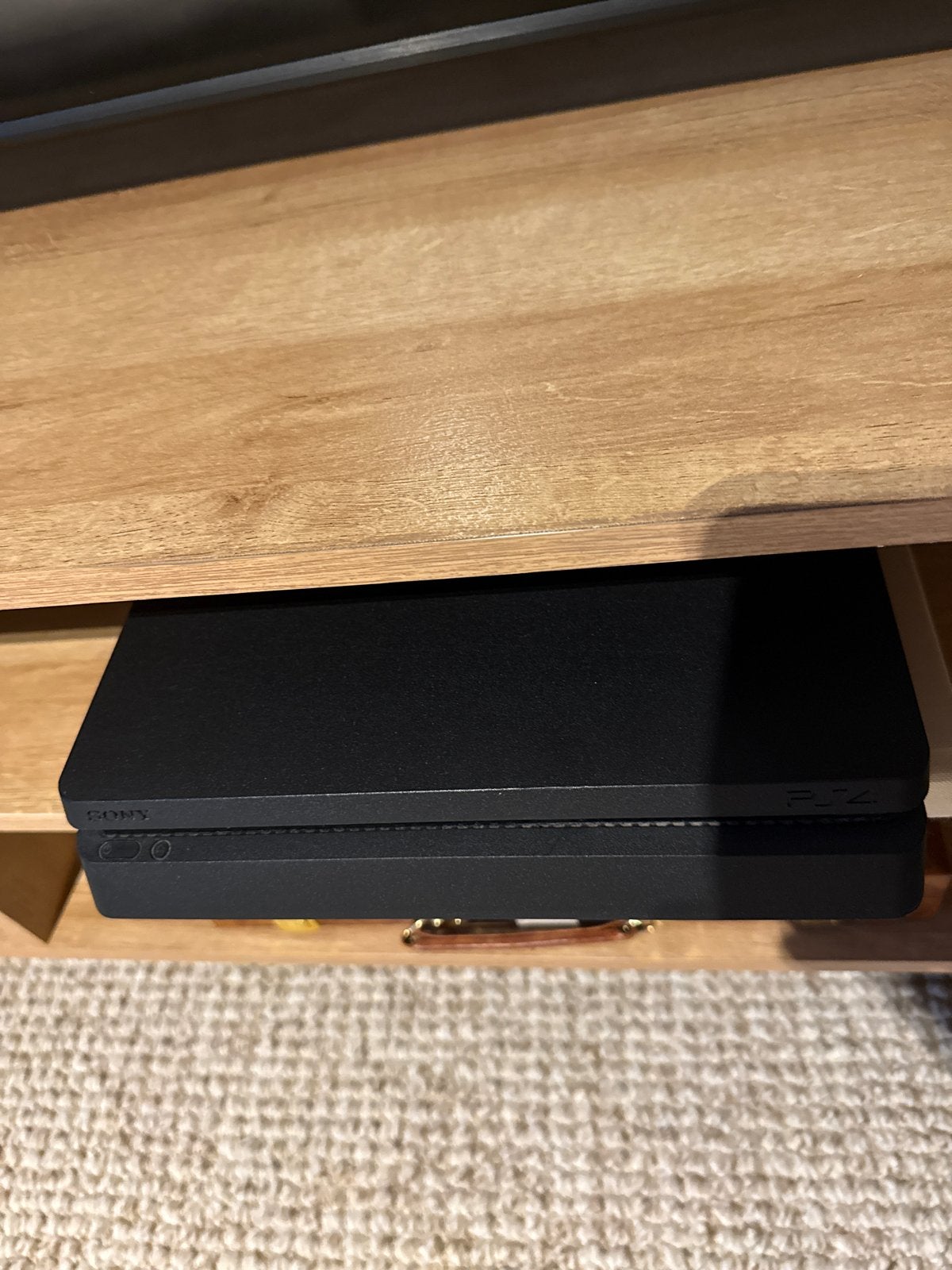 Foto 2 van PlayStation 4 Slim met 2 controllers en headset