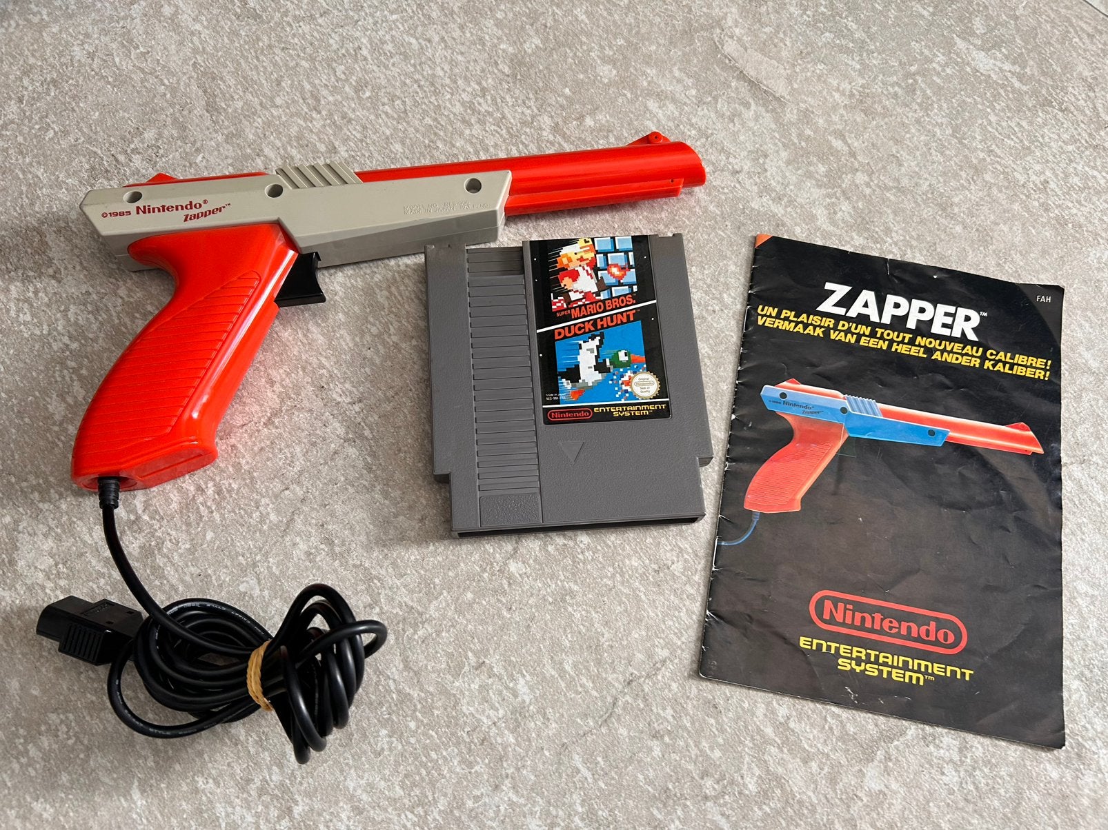 Nintendo NES zapper met boekje met Duck Hunt/Mario, Gebruikt, Shooter, 1 speler, Ophalen of Verzenden