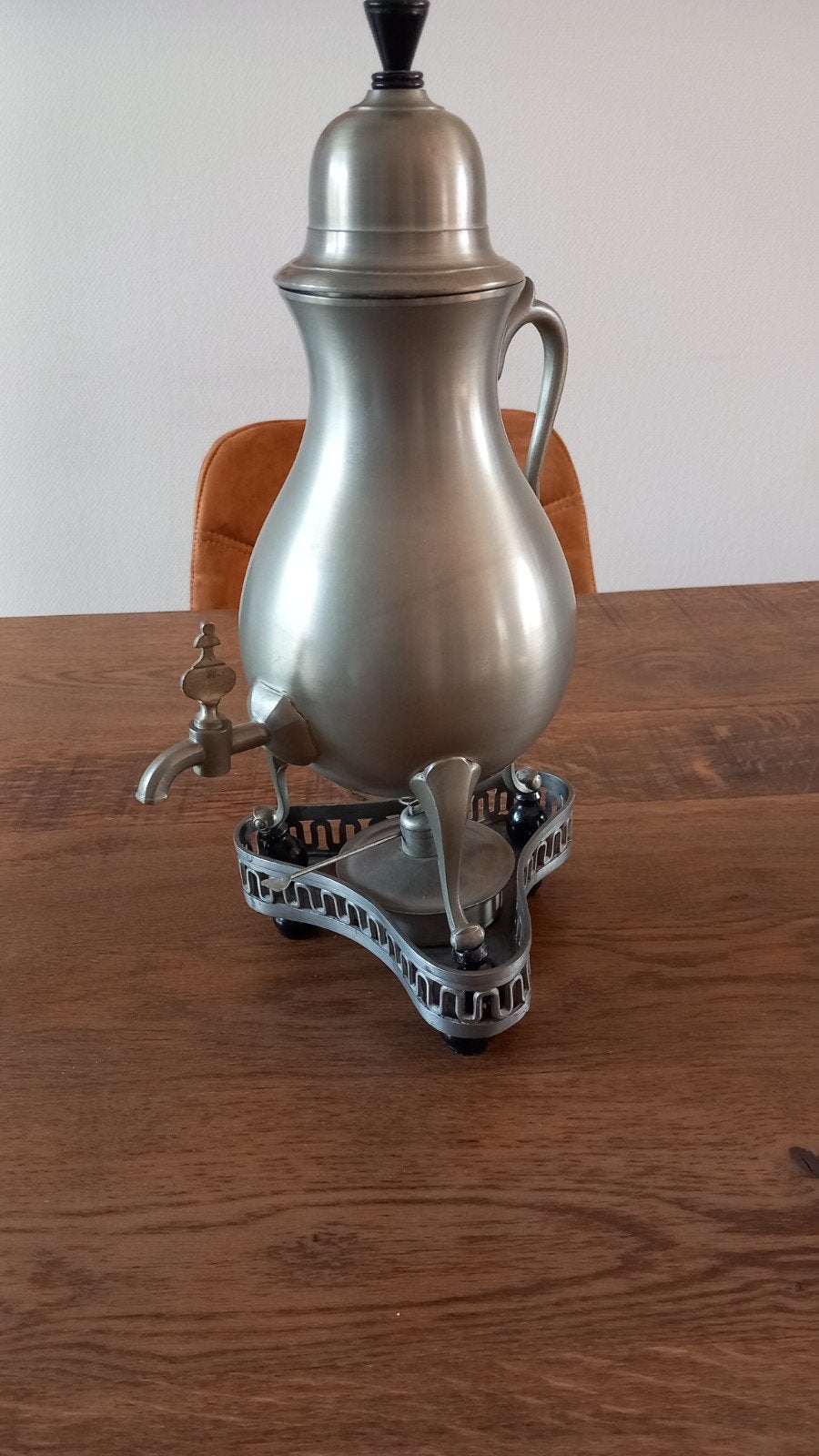 Antieke tinnen theeketel met brander, Ophalen