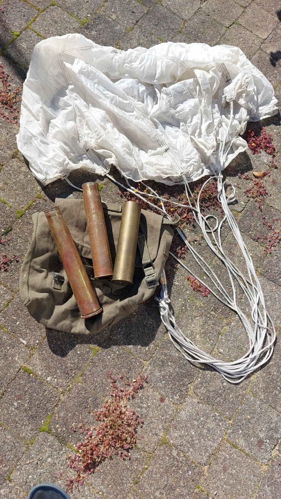 lot hulzen en parachute flare oid rugzak ransel, Ophalen of Verzenden, Nederland, Hulzen of Bodemvondsten