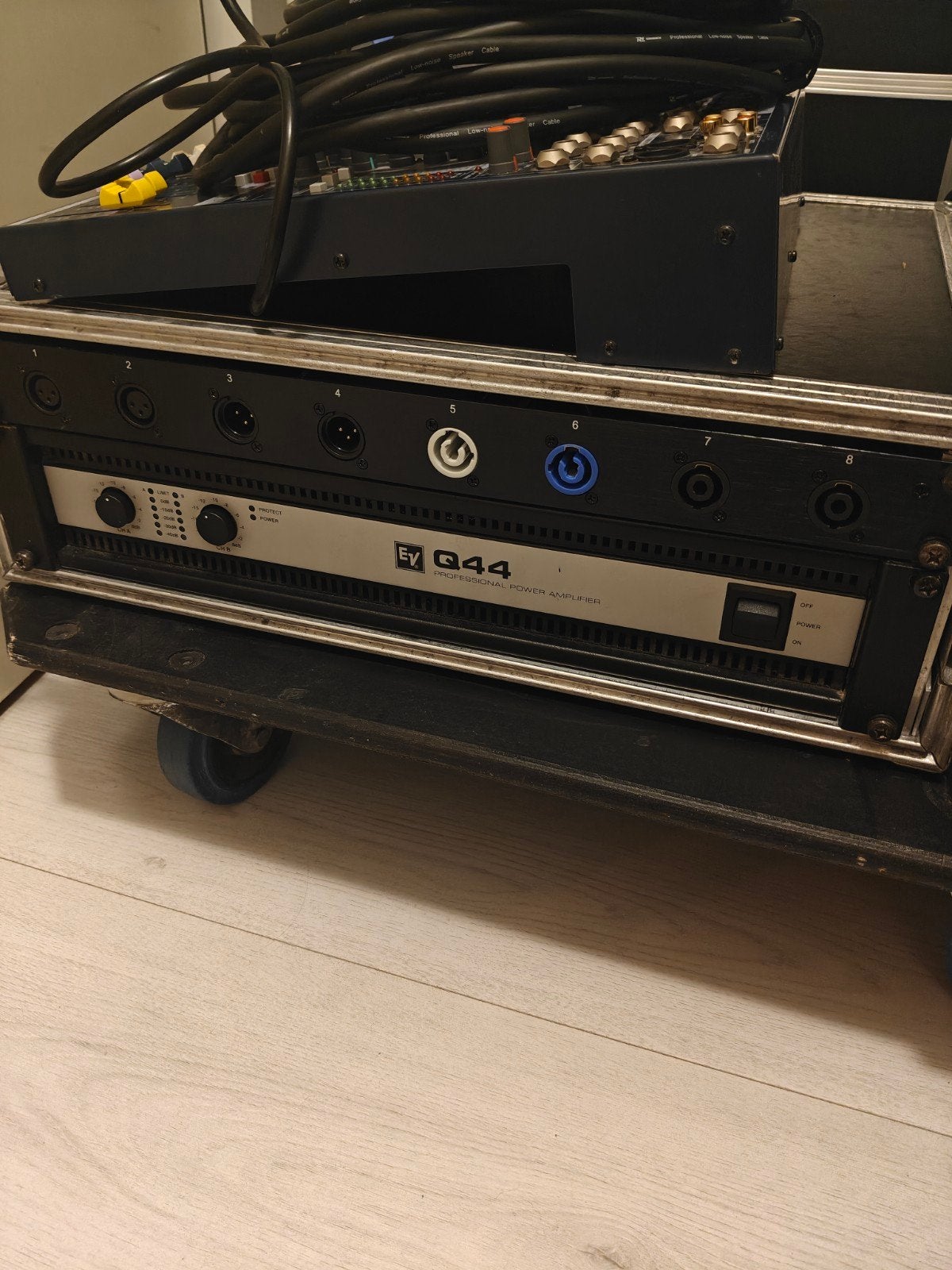 Electro Voice EV Q44-II Professionele Eindversterker, Ophalen of Verzenden, Gebruikt