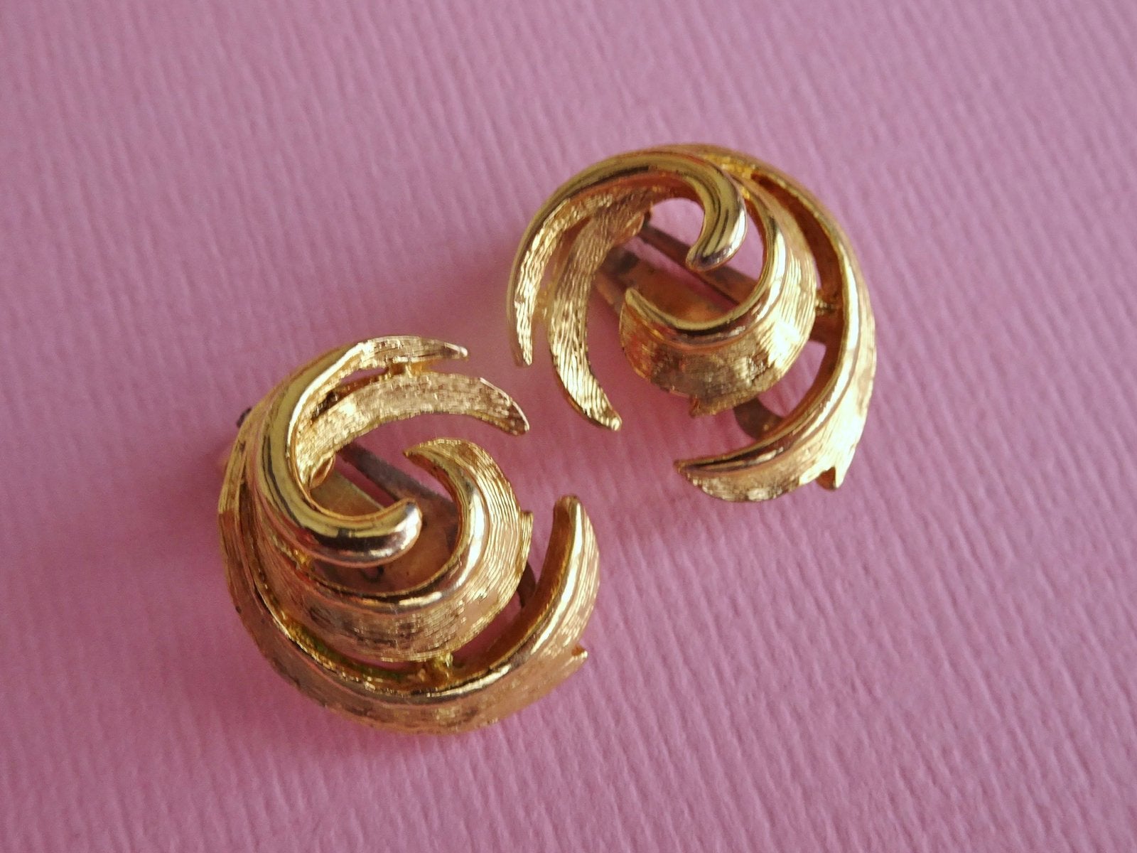 jwg Vintage 40 50s oorbellen swirl design goud verguld clips, Verzenden, Overige materialen, Oorbellen, Verguld