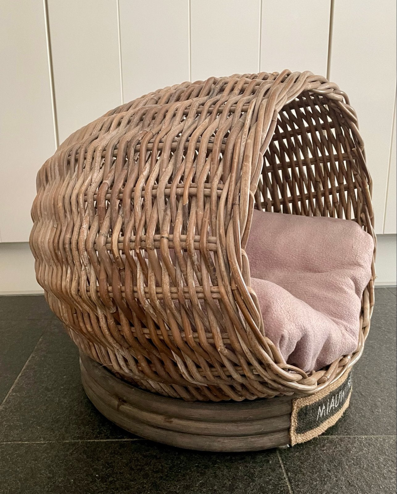 Kattenmand gemaakt van vergrijsd rotan., Dieren en Toebehoren, Katten-accessoires, Ophalen, Zo goed als nieuw