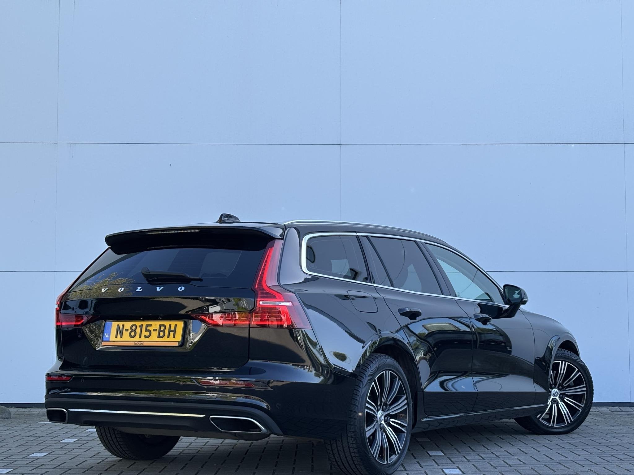 Volvo V60 2.0 T4 Inscription | Leder | Camera |, Auto's, Volvo, Euro 6, 1969 cc, Zwart, 1603 kg