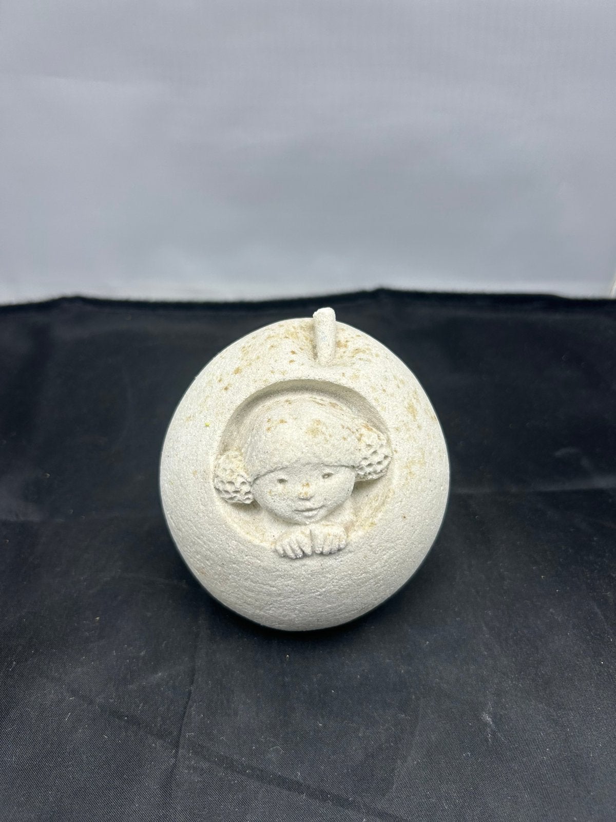 Vintage Marbell Stone Art Belgium beeldje kind in bol, Overige onderwerpen, Minder dan 20 cm, Ophalen of Verzenden, Gemerkt