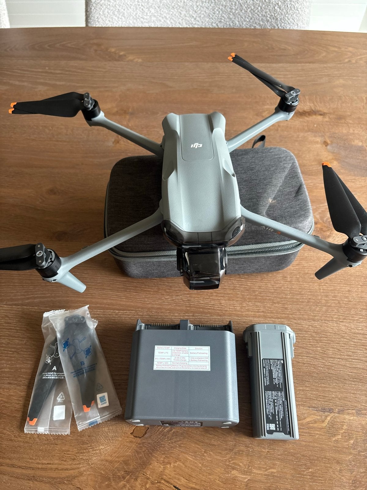 DJI Air 3 in topstaat met extra batterij en accessoires, 250 tot 900 gram, 30 tot 45 minuten, Cameradrone, Extra accu('s)