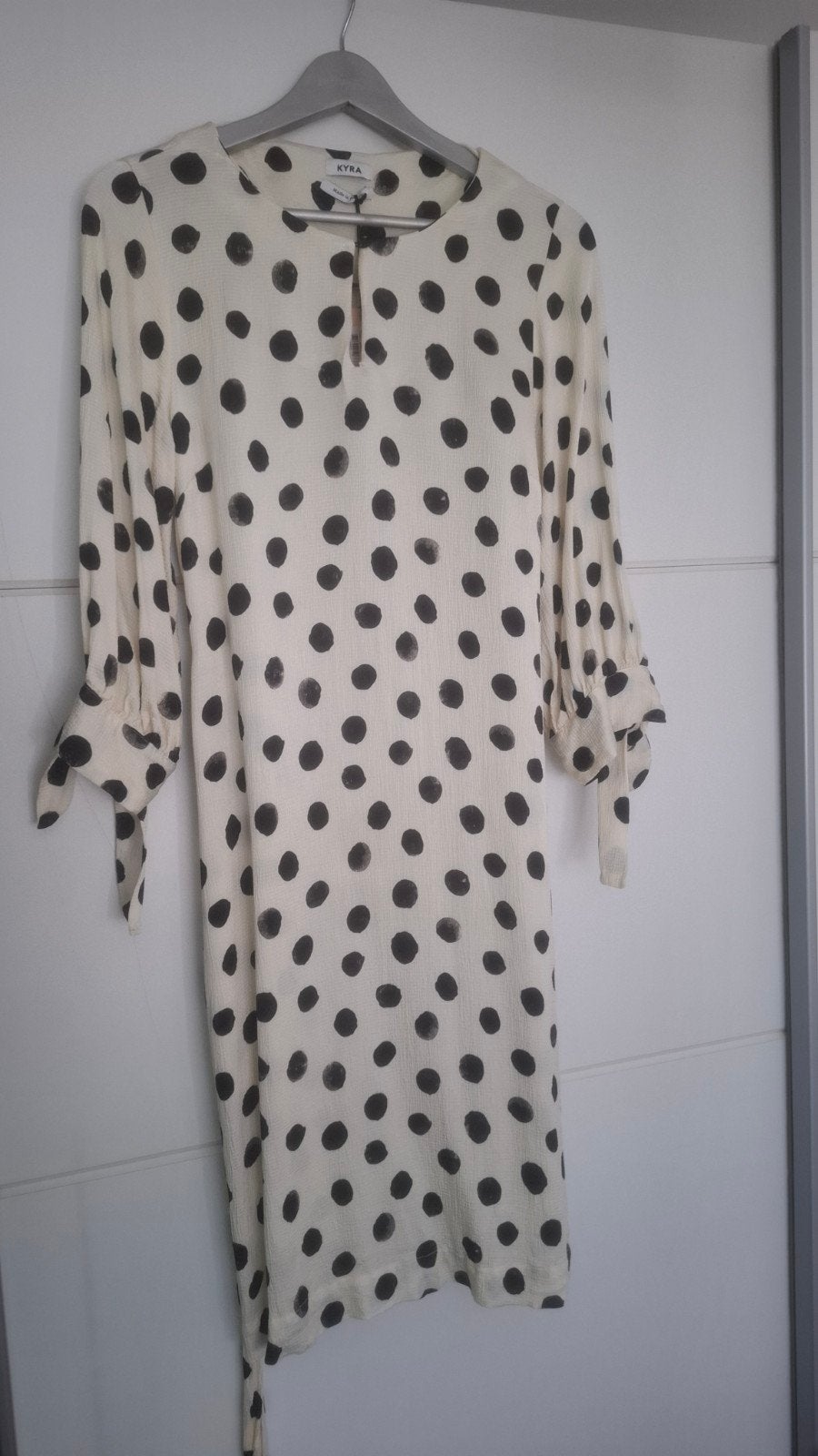 Kyra Jurk Josette-s23 - Crème met Zwarte Stippen, Kleding | Dames, Maat 38/40 (M), Beige, Ophalen of Verzenden, Zo goed als nieuw