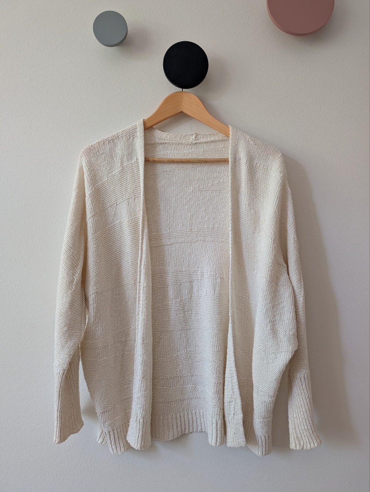 BY-BAR Flame Short Cardigan - Crème Maat S, Kleding | Dames, BY-BAR, Beige, Ophalen of Verzenden, Maat 36 (S)