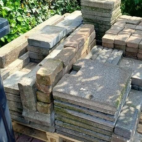 Diverse stenen en tegels en betonpalen, Tuin en Terras, Ophalen, Gebruikt, Beton, Klinkers