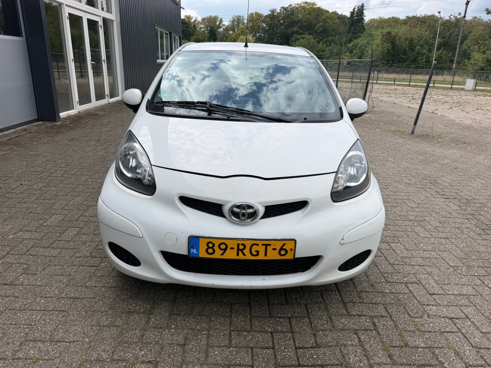 Toyota Aygo 1.0 12V 5DRS 2011 Wit NIEUWE APK, Auto's, Toyota, Voorwielaandrijving, Euro 5, Stof, Zwart