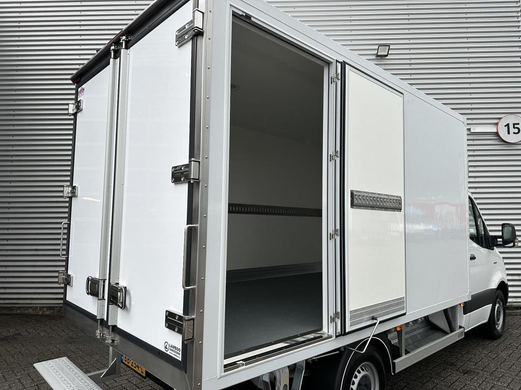 Mercedes-Benz eSprinter 81kWh Geisoleerde Bakwagen 4250kg GV, Auto's, Bestelauto's, Automaat, 81 kWh, Achterwielaandrijving, Zwart