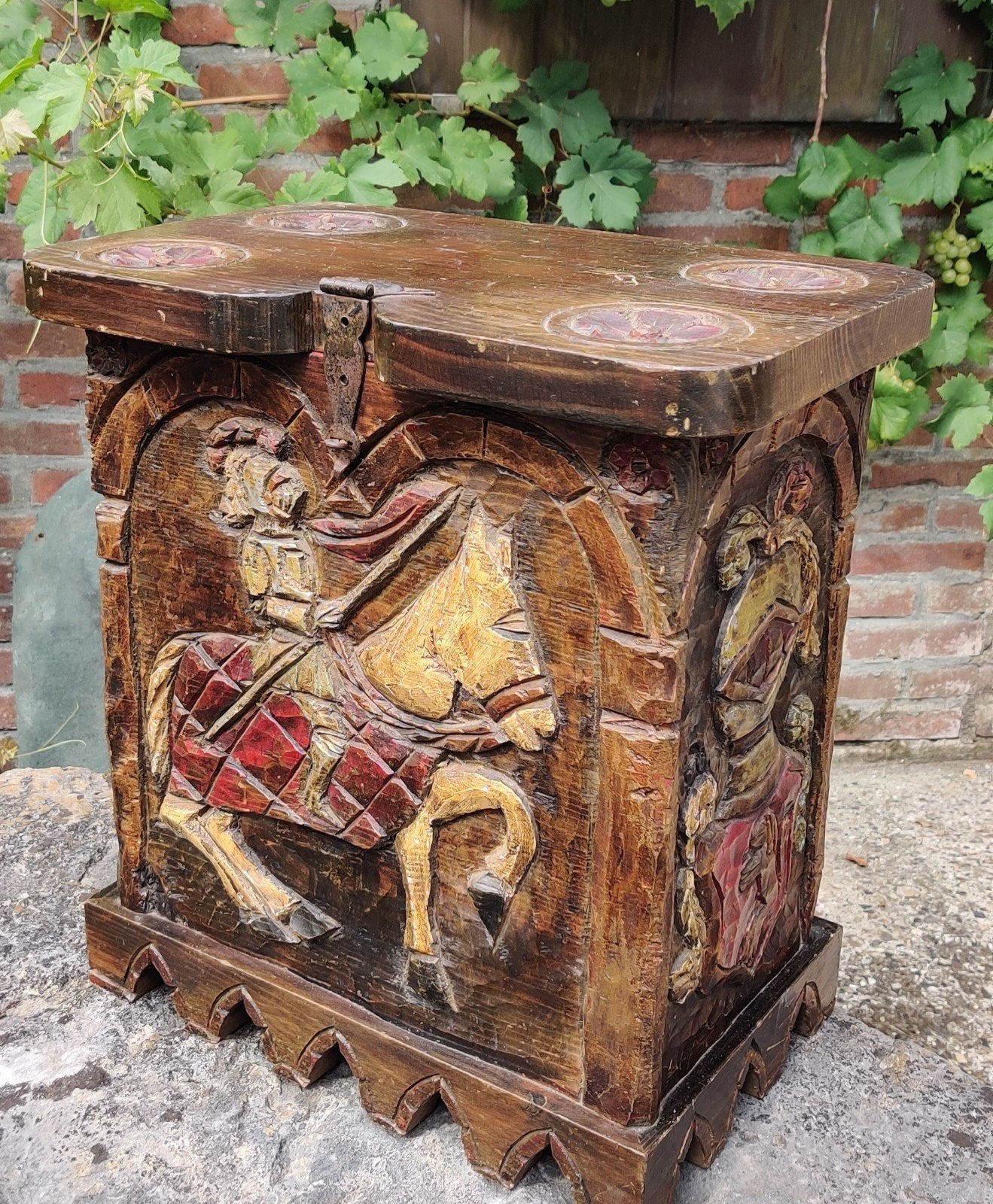 Vintage Spaanse Kist/Kastje, houtsnijwerk ridders, Ophalen of Verzenden, Gebruikt