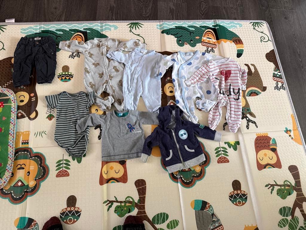 Babykleding pakket maat 56: Pyjama's, onesie, shirt, jasje,, Ophalen of Verzenden, Zo goed als nieuw