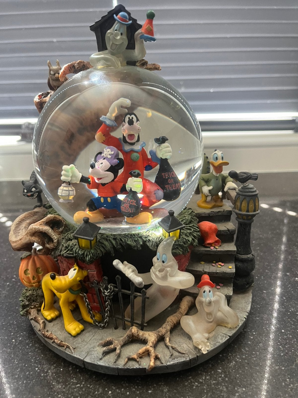 Disney halloween sneeuwbol met geluid, Ophalen, Overige figuren, Zo goed als nieuw, Beeldje of Figuurtje