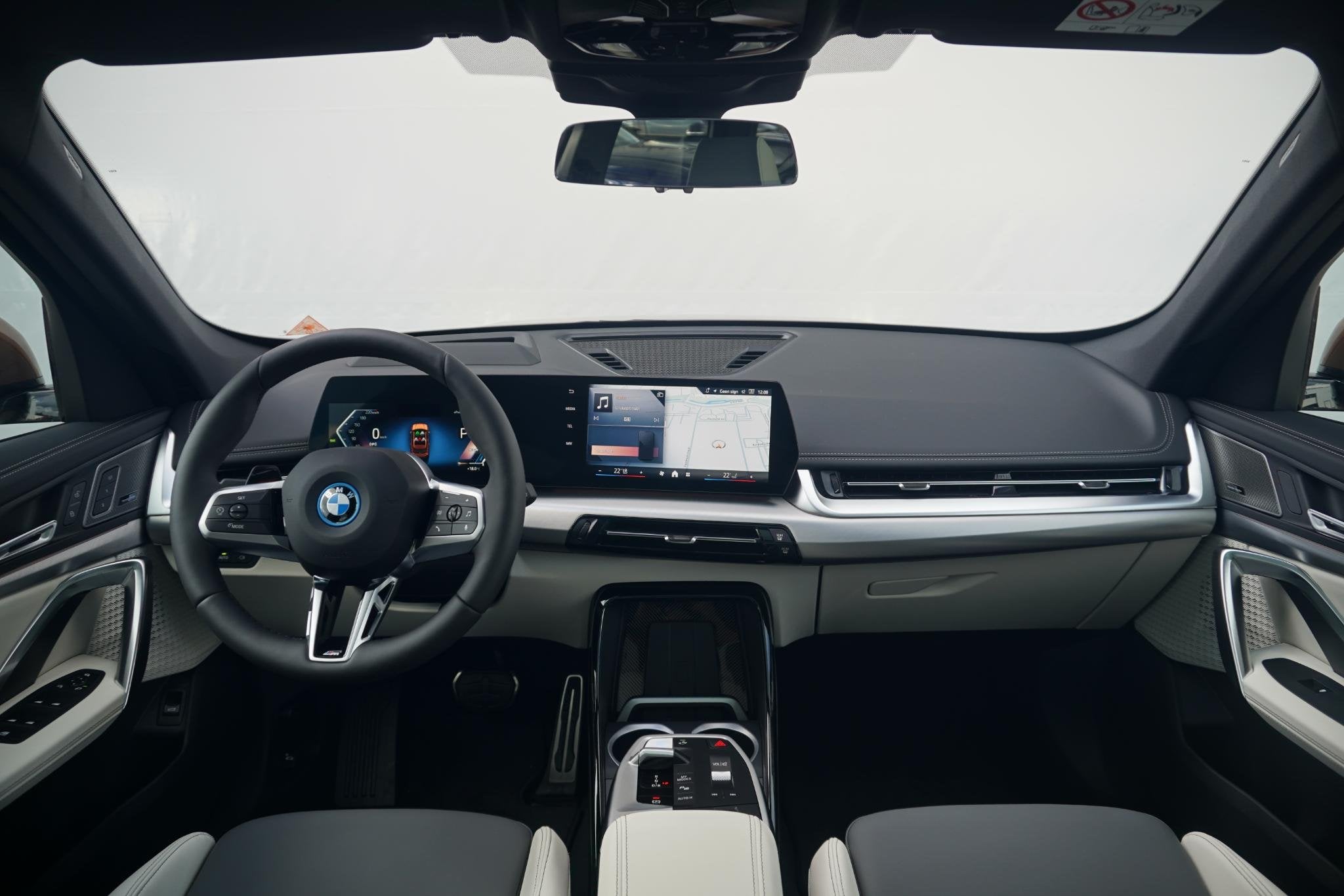 BMW iX1 eDrive20 M Sport Pro | Trekhaak | Schuif-kanteldak |, Auto's, 750 kg, Grijs, 204 pk, SUV of Terreinwagen