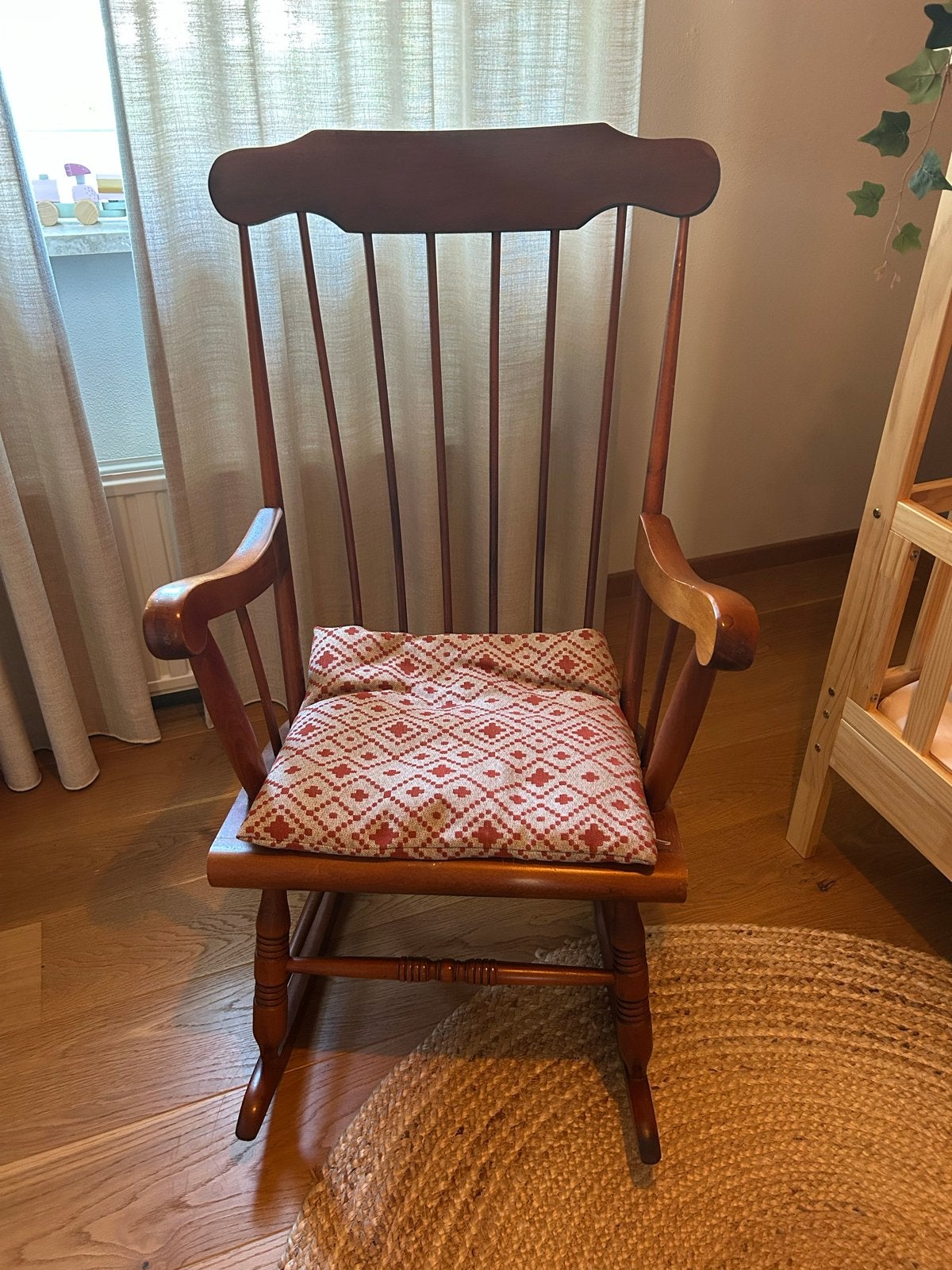 Klassieke houten schommelstoel met kussen, Ophalen, Gebruikt, Bruin, Eén