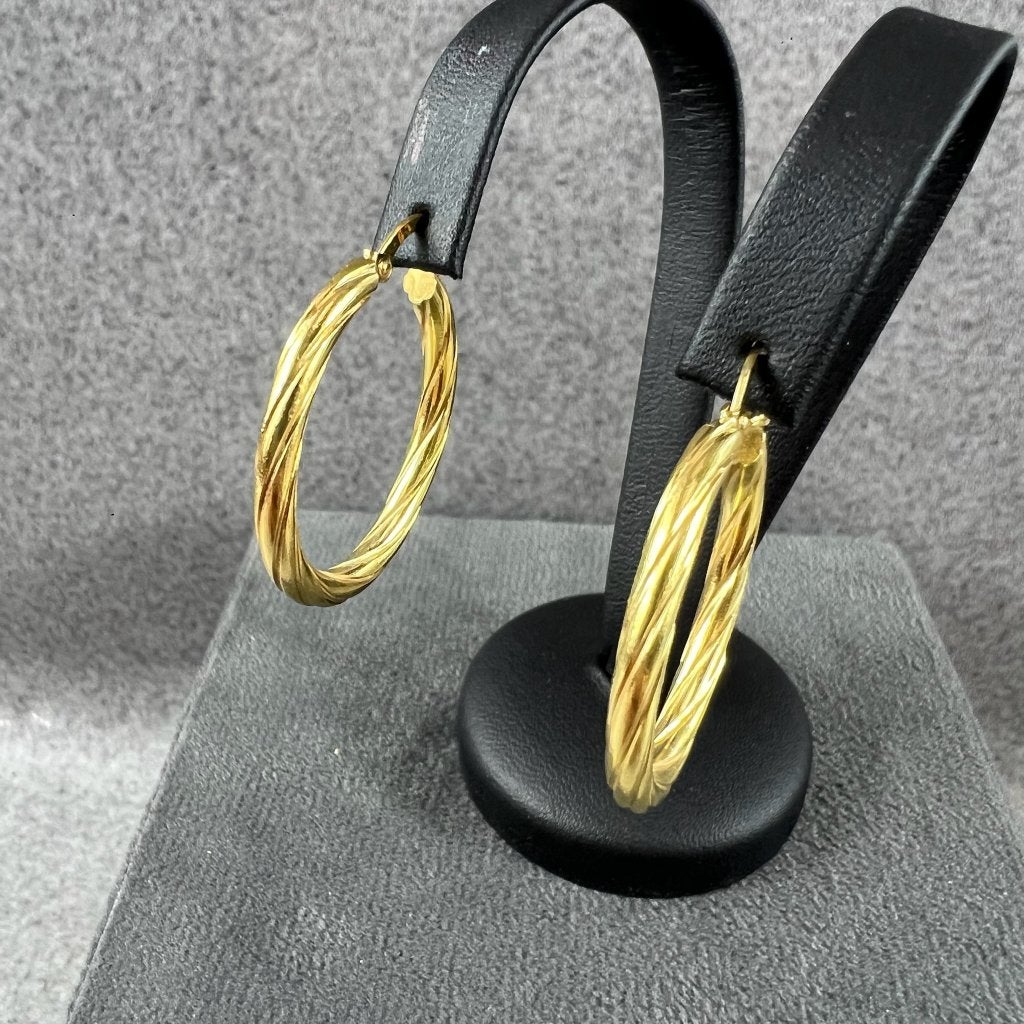 Gouden Oorbellen | 18k | 7,43g | creolen geribd | 416933, Ophalen of Verzenden, Goud, Goud, Hangers