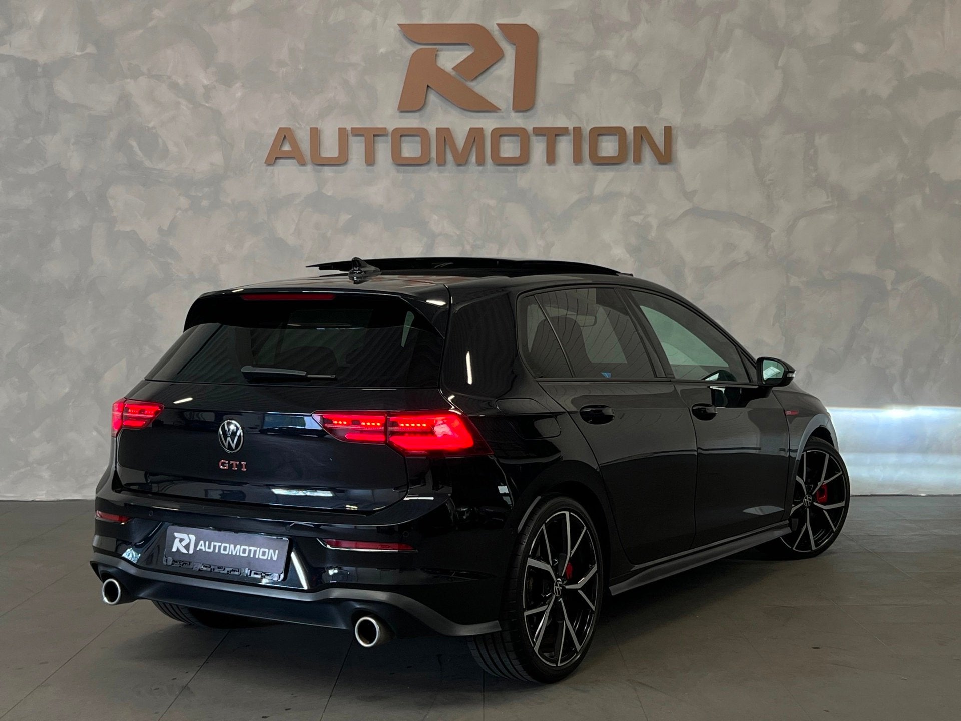 Volkswagen Golf 2.0 TSI GTI|PANO|KEYLESS|CAMERA|TREKHAAK|MAT, Gebruikt, 4 cilinders, 1984 cc, Zwart