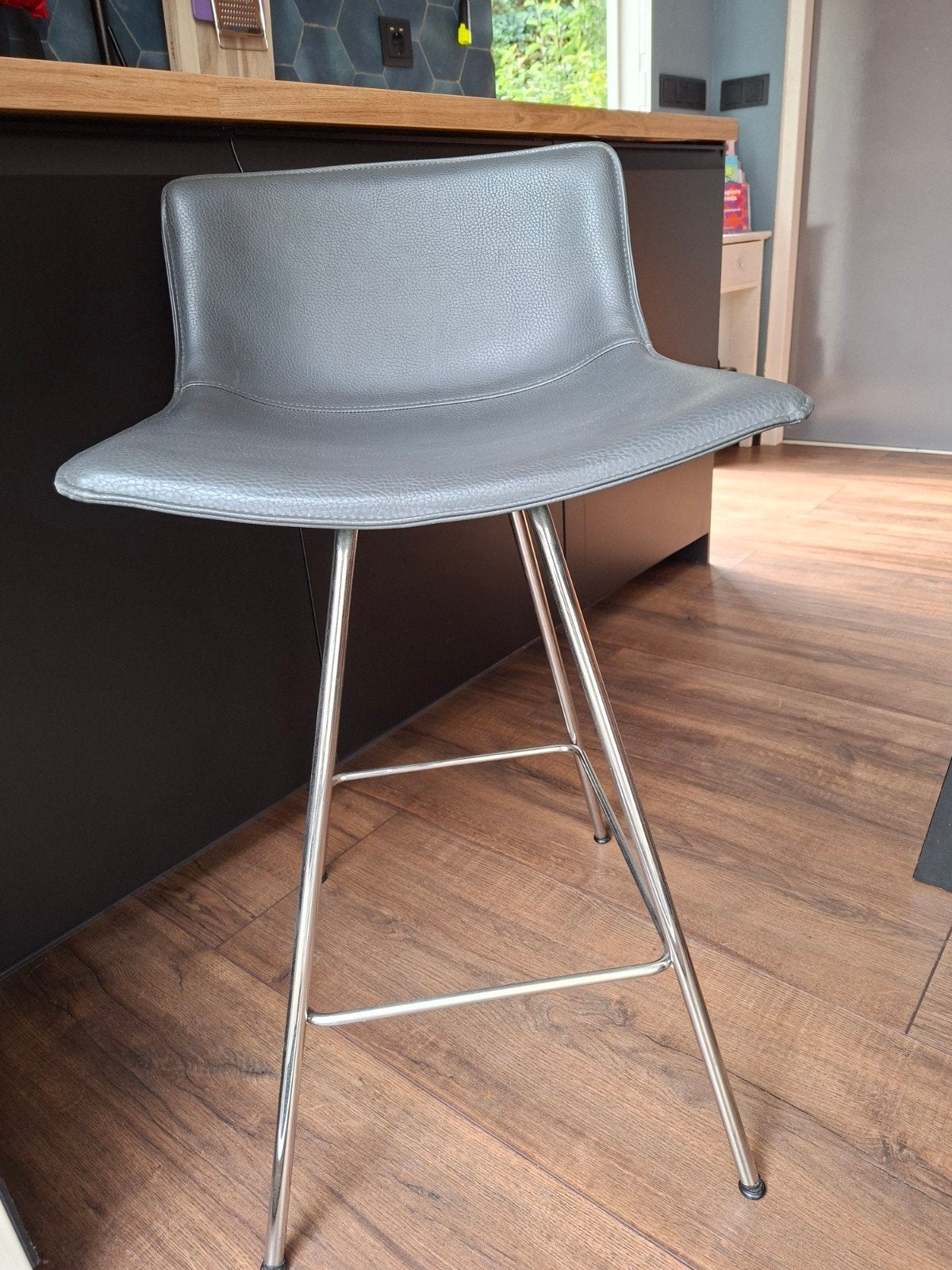 2x Lammhults Comet barkrukken - Antraciet leer, Ophalen, Gebruikt, Met voetsteun, 60 tot 90 cm