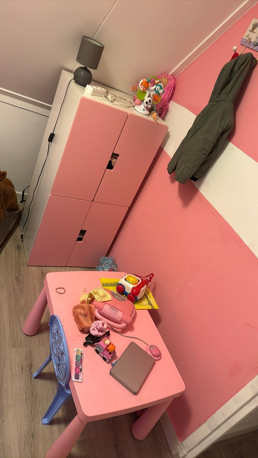 Roze kinderkast met 4 deuren en tafel, Ophalen, Gebruikt, Kast