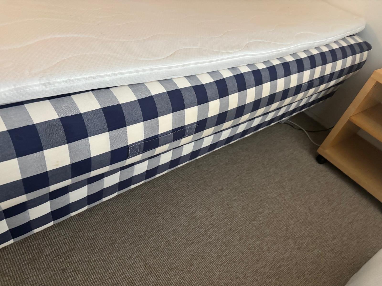 Hästens bed met 2 matrassen 105x210 cm, Huis en Inrichting, Ophalen, Gebruikt, Blauw, 210 cm