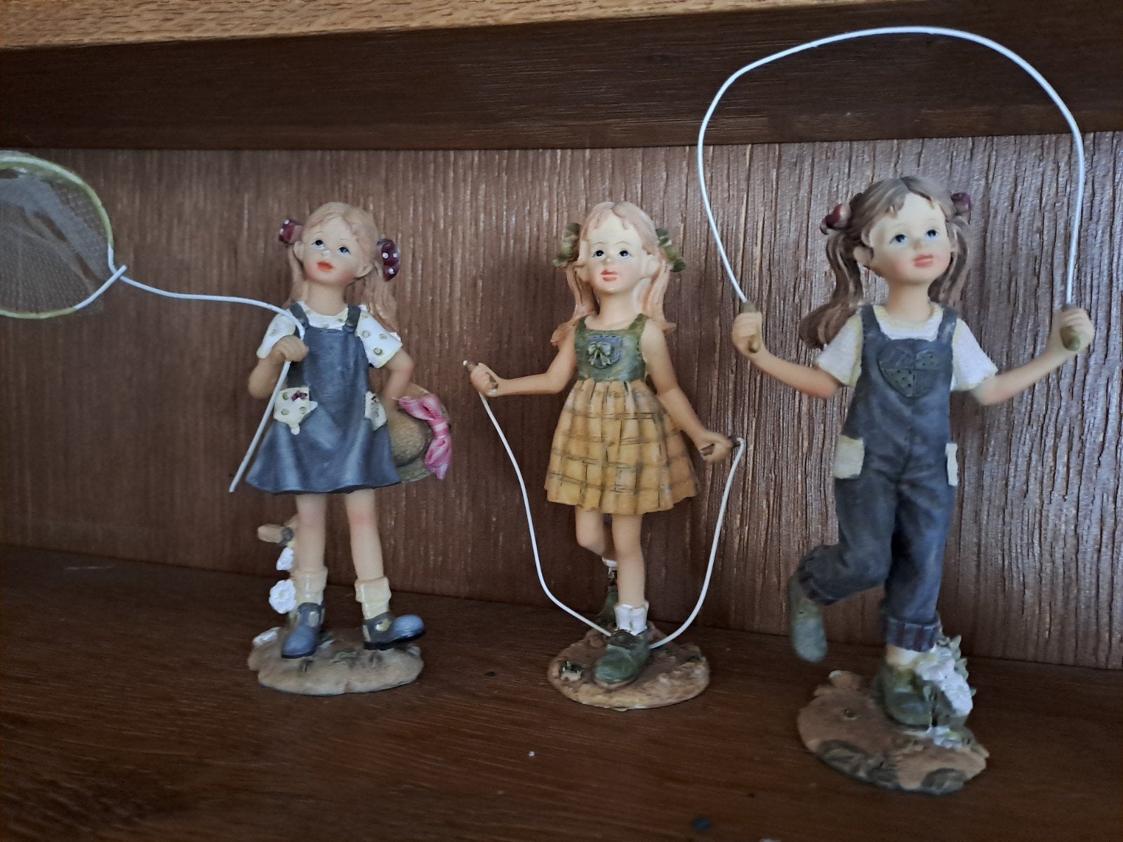 Set van 3 Beeldjes van Meisjes: Springtouw en Vlinder Vang, Ophalen of Verzenden, Gebruikt, Mens
