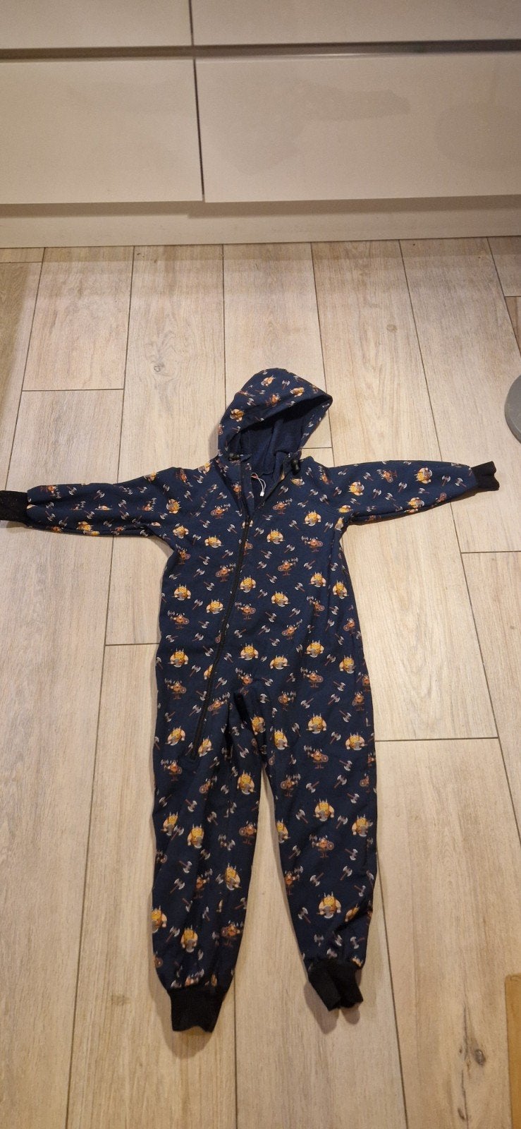 iELM Stoere Viking Onesie Maat 128 - Zo goed als nieuw, Kinderen en Baby's, Kinderkleding | Maat 128, Nacht- of Onderkleding, Jongen of Meisje
