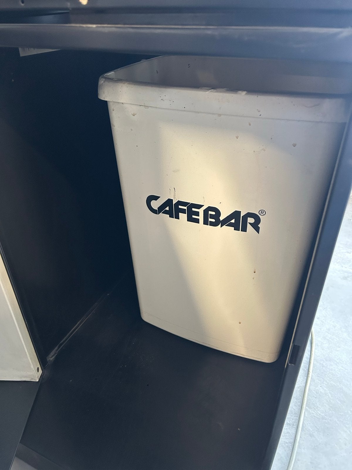 Foto 9 van Grote Etna koffiemachine met sleutels en geldbakje