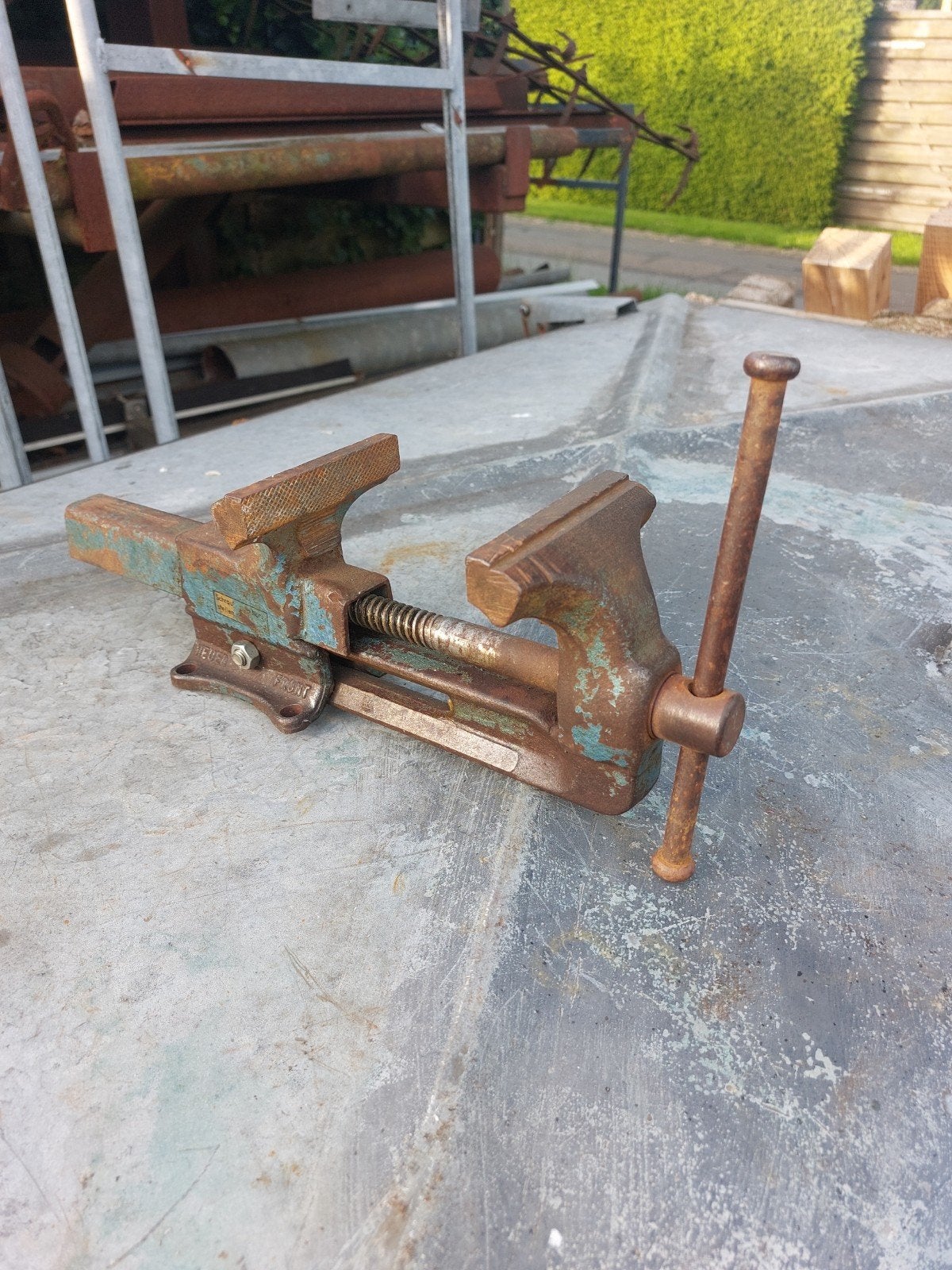 Heuer bankschroef, Doe-het-zelf en Verbouw, Werkbanken, Ophalen, Minder dan 70 cm, Bankschroef