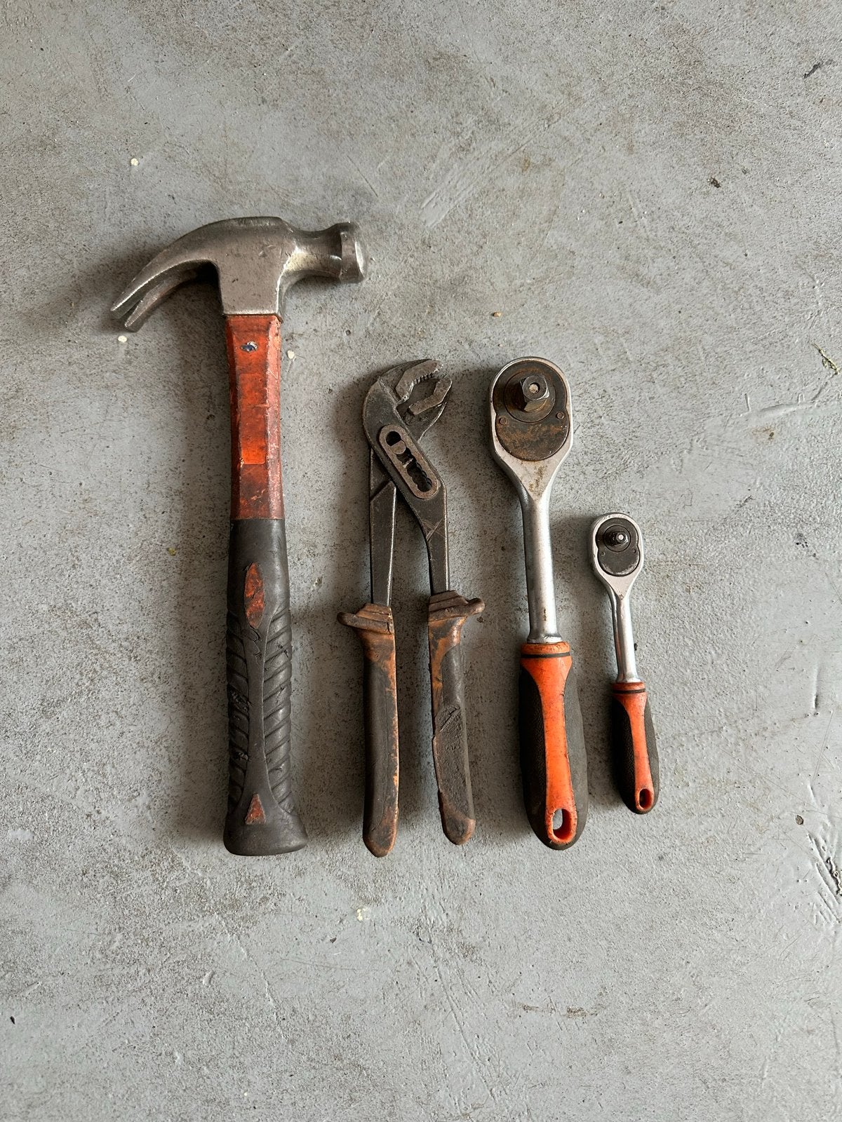 Gereedschapsset: hamer, tang, ratels en doppen, Doe-het-zelf en Verbouw, Gereedschap | Handgereedschap, Ophalen of Verzenden, Gebruikt