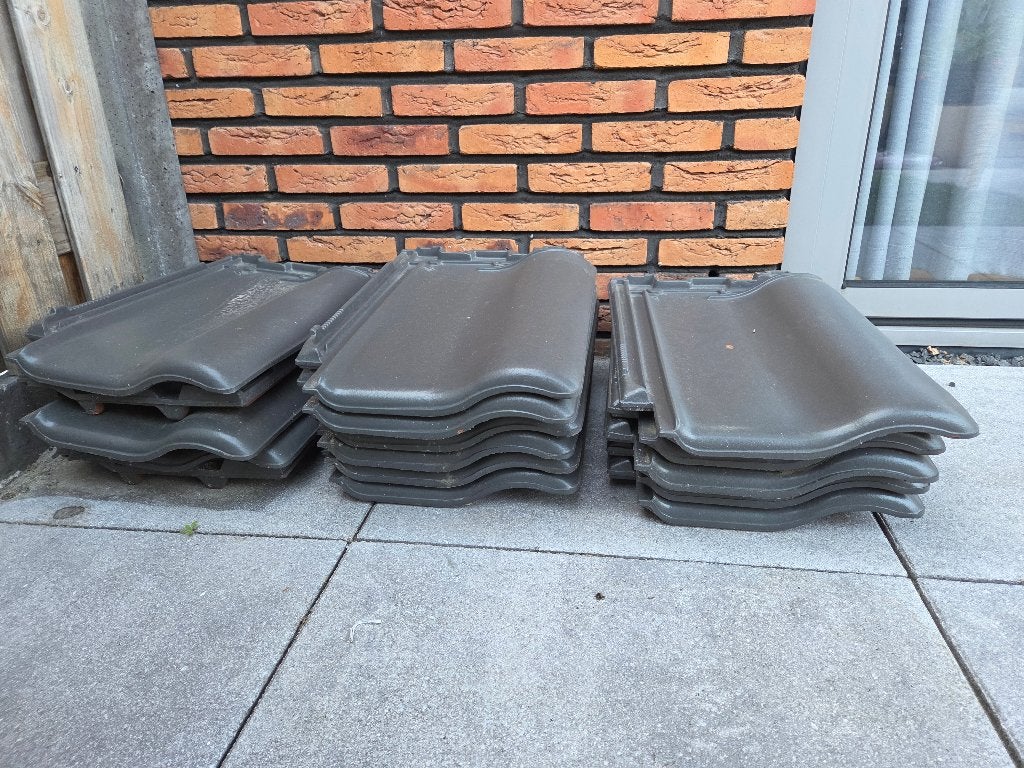 Dakpannen 16 stuks - Antraciet, Doe-het-zelf en Verbouw, Dakpannen en Dakbedekking, Ophalen, Gebruikt, Minder dan 5 m², Dakpannen