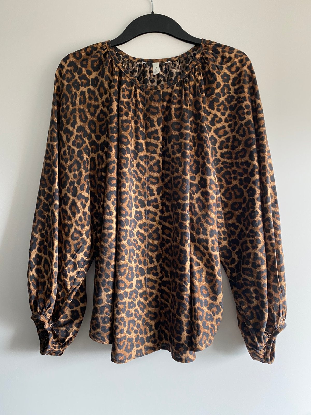 BLOUSE LUIPAARD PRINT BALLONMOUWEN L, Kleding | Dames, Blouses en Tunieken, Overige kleuren, Maat 42/44 (L), Ophalen of Verzenden