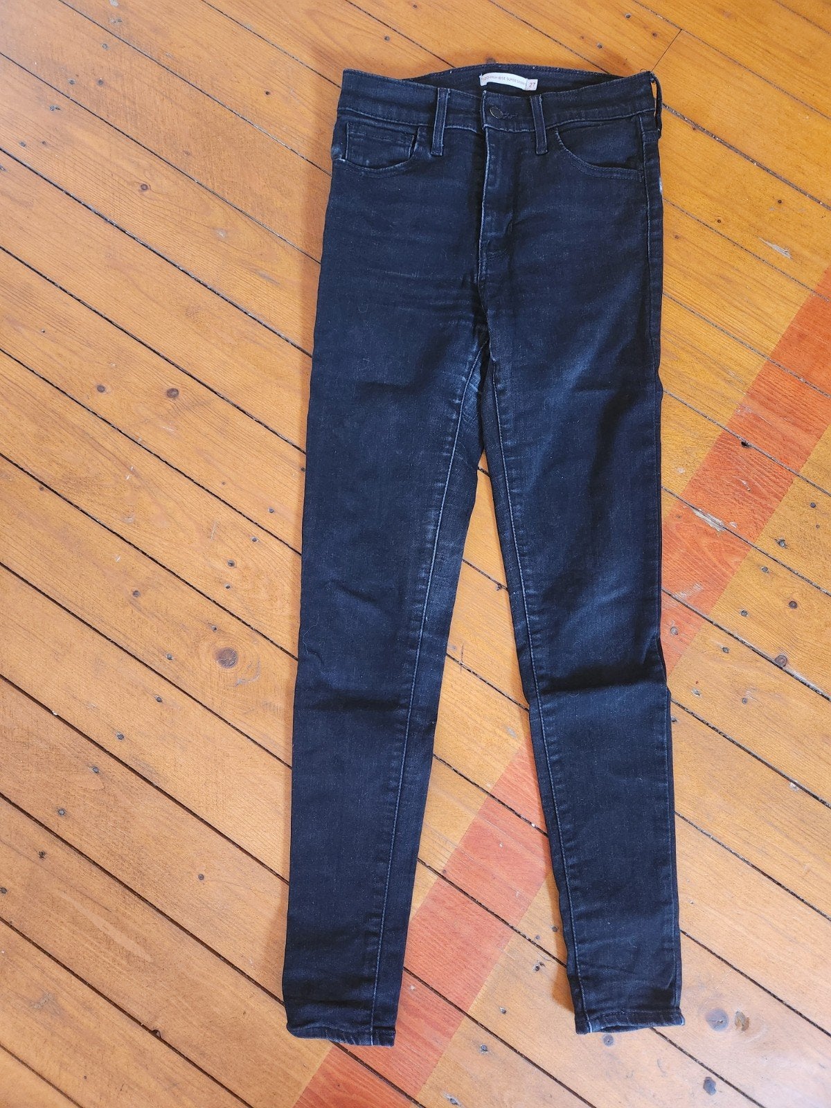 Donkergrijze Levi's High Rise Super Skinny jeans W27 L30, Ophalen of Verzenden, W27 (confectie 34) of kleiner, Grijs, Gedragen