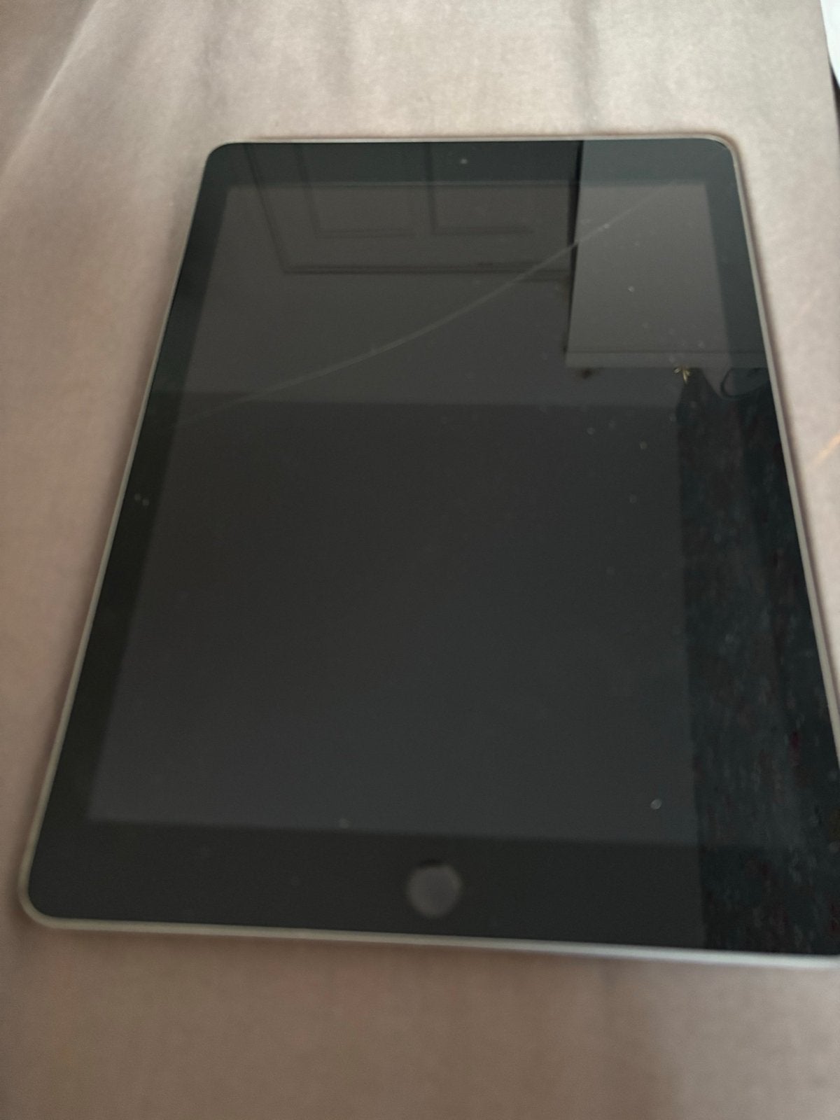 Apple iPad (geen oplader, scherm gebarsten), Computers en Software, Gebruikt, 32 GB, Apple iPad, Grijs