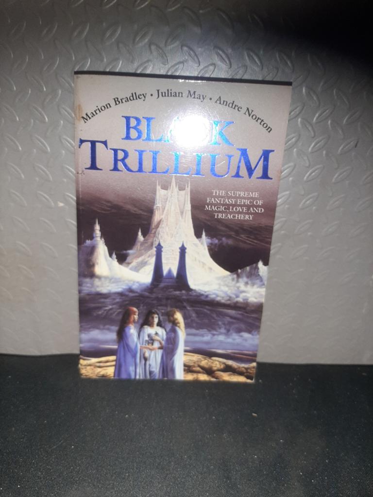 Black Trillium - Fantasy Epos van Marion Bradley, Ophalen of Verzenden, Gelezen