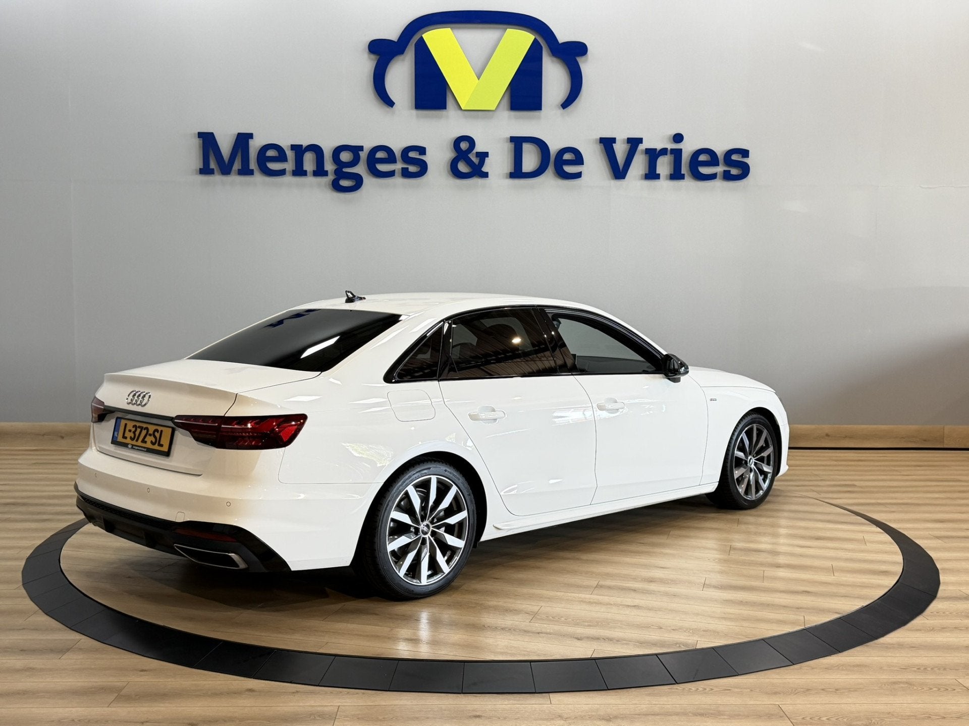 Audi A4 Limousine 35 TFSI S edition Competition 3x S Line |, Auto's, 12 maanden, Gebruikt, 4 cilinders, Wit