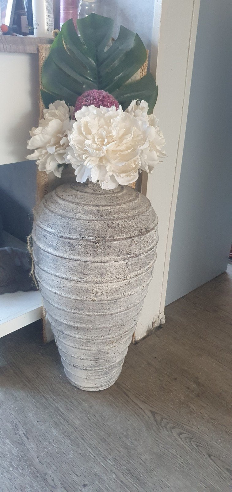 Grote vaas met structuur en bloemen, Huis en Inrichting, Woonaccessoires | Vazen, Ophalen, Gebruikt, Inclusief decoratie, Grijs
