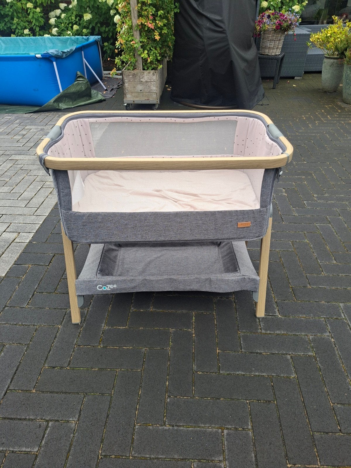 Tutti Bambini CoZee Bedside Crib - Grijs, Ophalen, Zo goed als nieuw, Wieg
