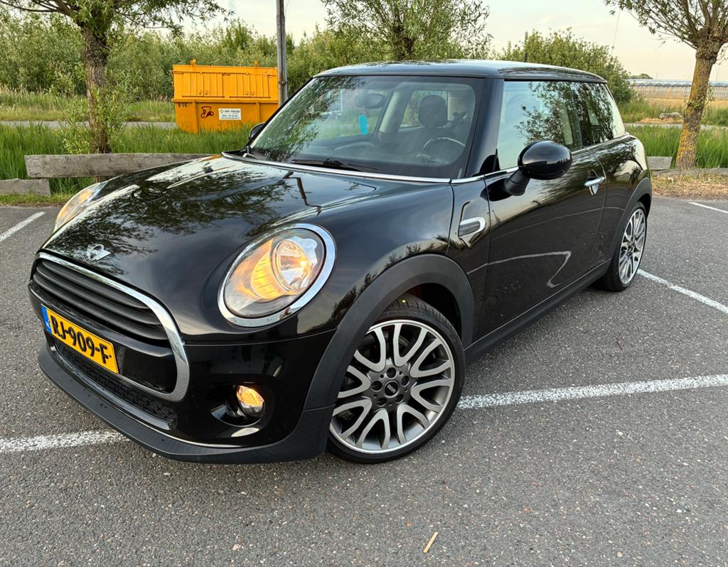 Mini Cooper Business 1.5 Zwart - 18 inch LM, Voorwielaandrijving, Zwart, 4 cilinders, 4 stoelen