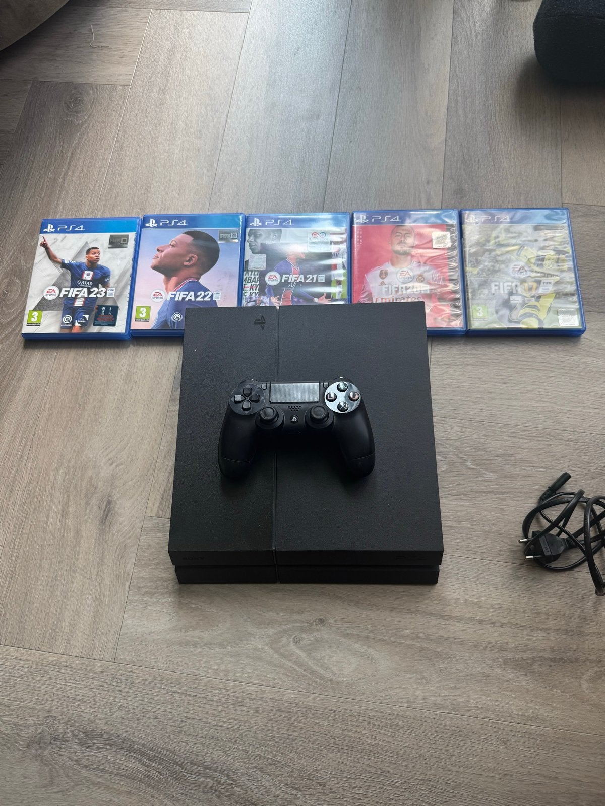 PlayStation 4 met controller en FIFA games, Spelcomputers en Games, Spelcomputers | Sony PlayStation 4, Gebruikt, Original, 500 GB