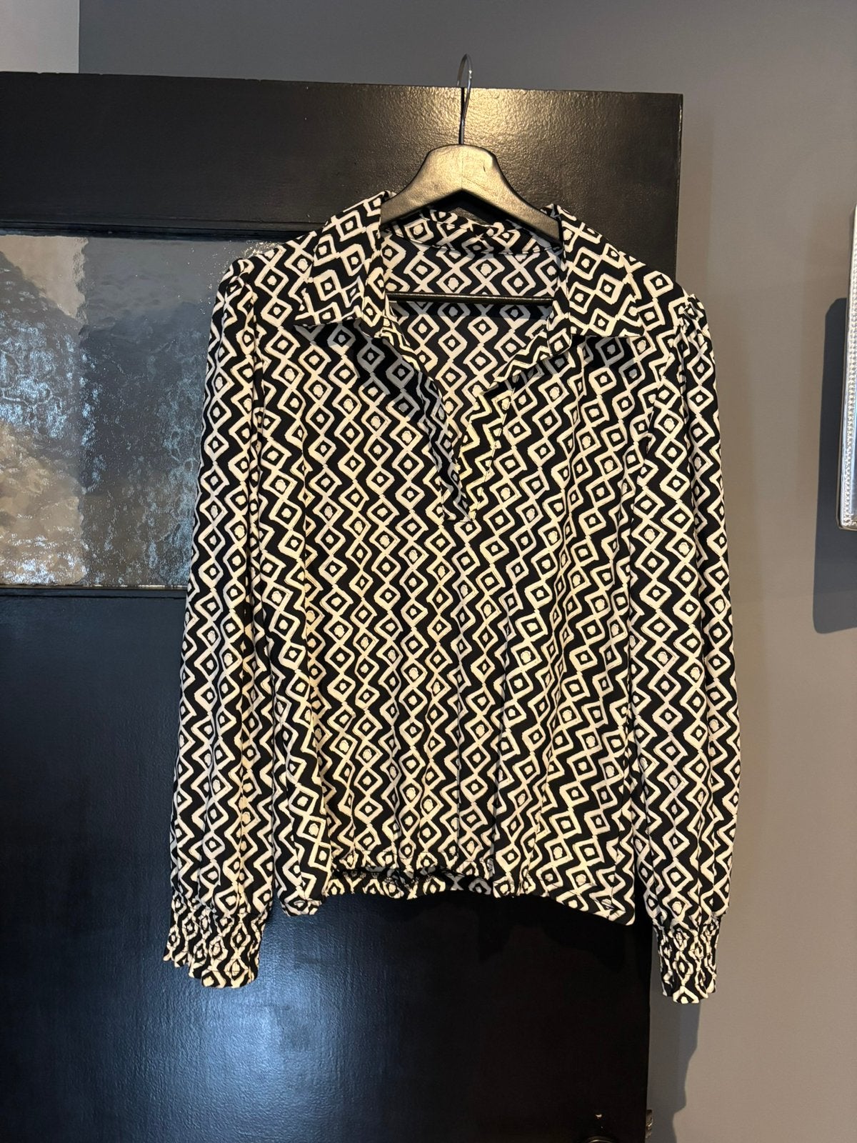 Travelstof blouse maat 40 Merkje is er helaas uit, Ophalen of Verzenden, Zo goed als nieuw, Maat 38/40 (M), Zwart